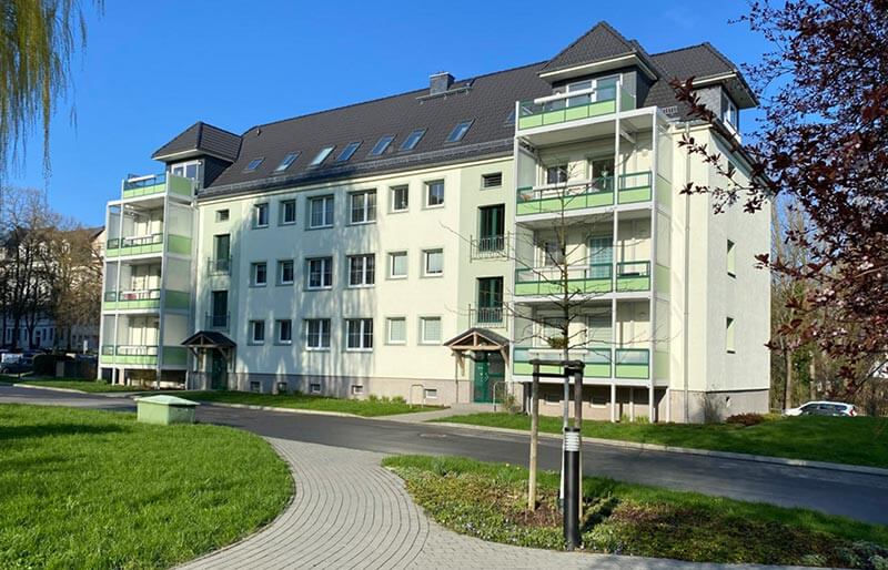 Von IBWeigert saniertes Wohngebäude Würzburger Straße 56-62 in Chemnitz mit angebauten Balkonen und Dachgeschossausbau