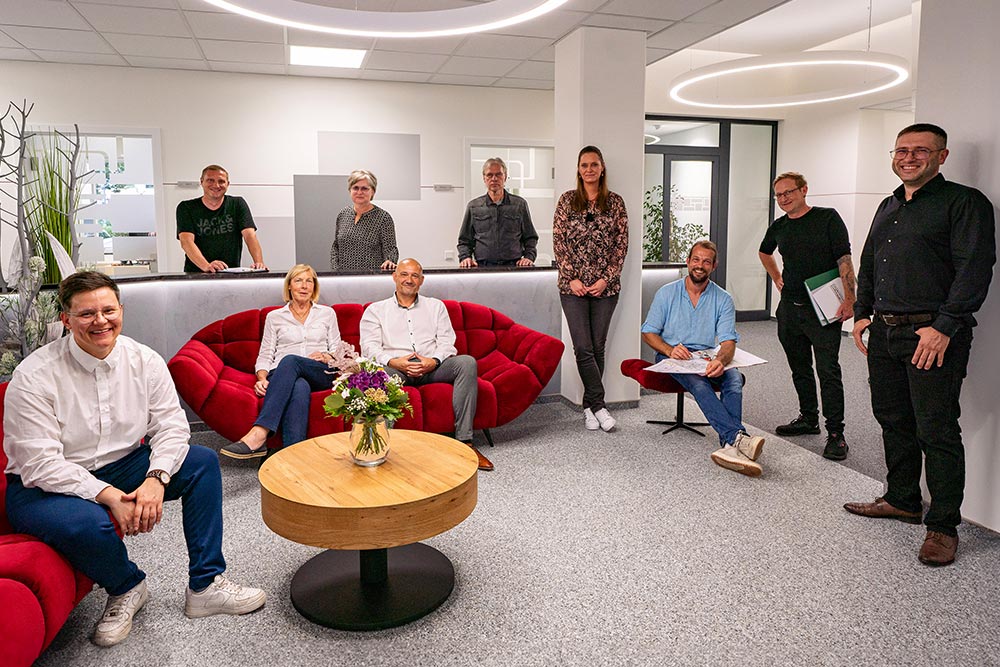 Das neunköpfige Team von IBWeigert in der Bürolounge in Chemnitz